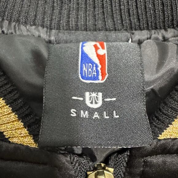 NBA UNK Chicago Bulls Black With Gold Satin Bomber Jacket Size Womens Small - Picture 4 of 6